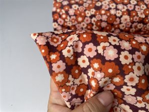 Fastvævet - smalriflet babyfløjl med søde blomster